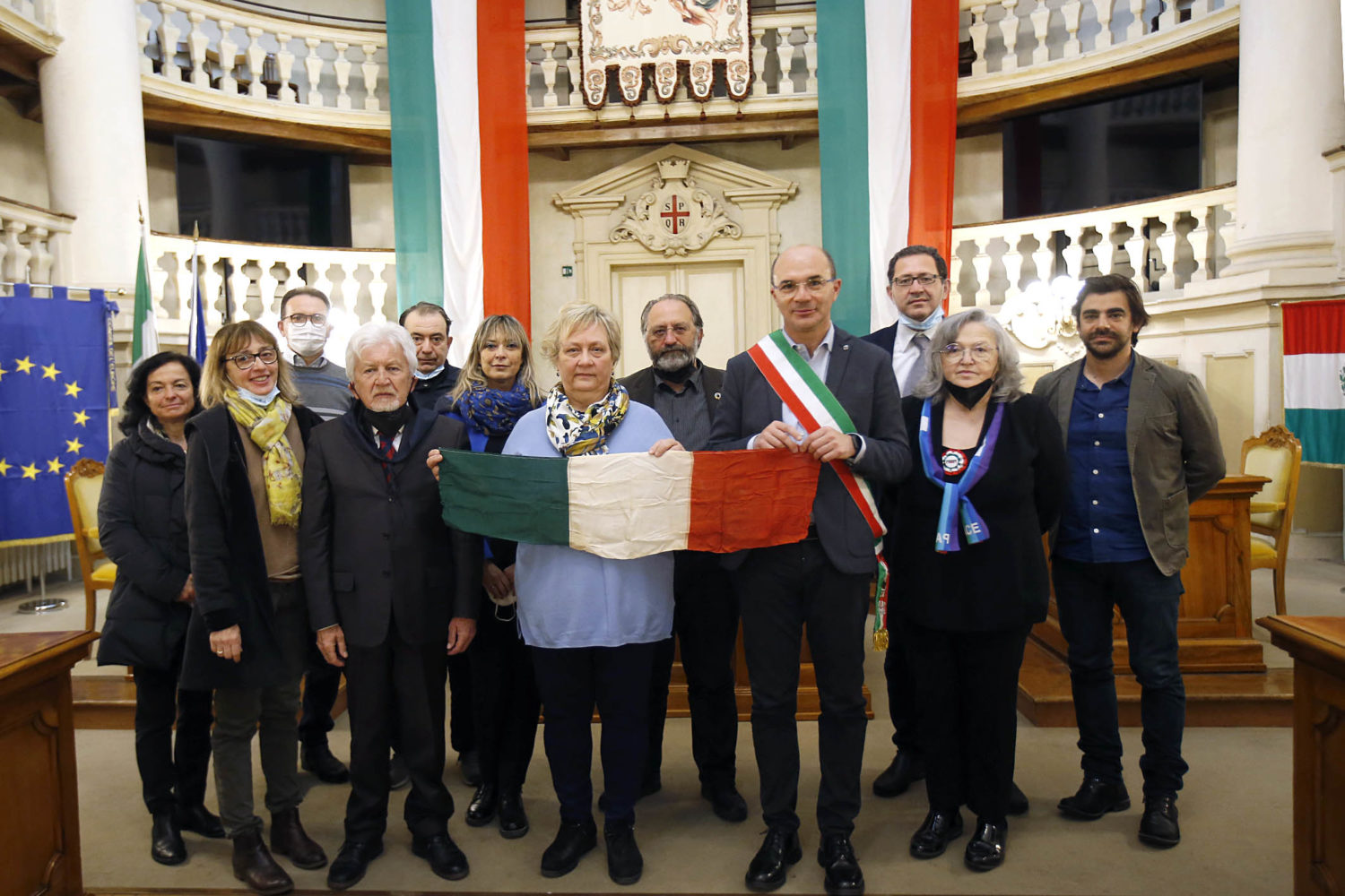 Il tricolore di Giorgio Morelli donato al sindaco di Reggio Emilia