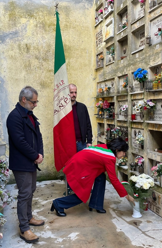 Un mazzo di rose bianche per ricordare Isaia Cassinadri, giovane albinetano ucciso dai tedeschi il giorno dopo l’Operazione Tombola