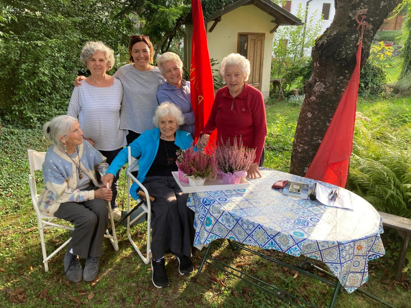 Le bandiere rosse di Giacomo Notari donate a Istoreco