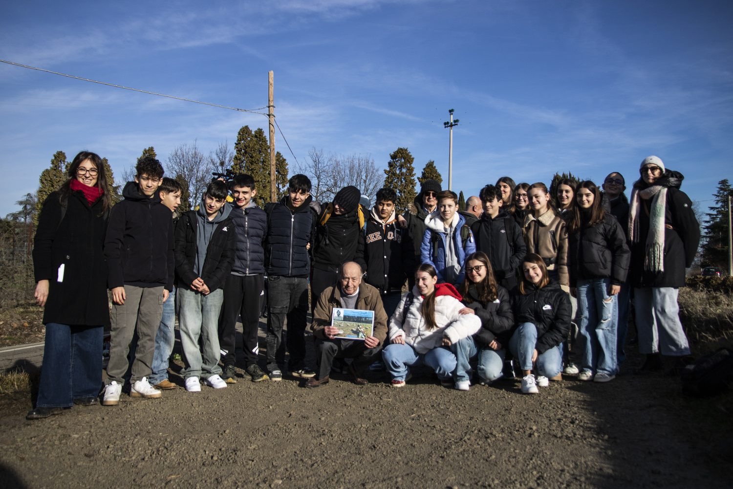Commozione e applausi a Borzano per la posa della pietra d’inciampo per Francesco Grasselli
